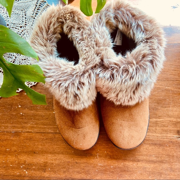 SOLD 🔴 Isotoner western faux fur slippers